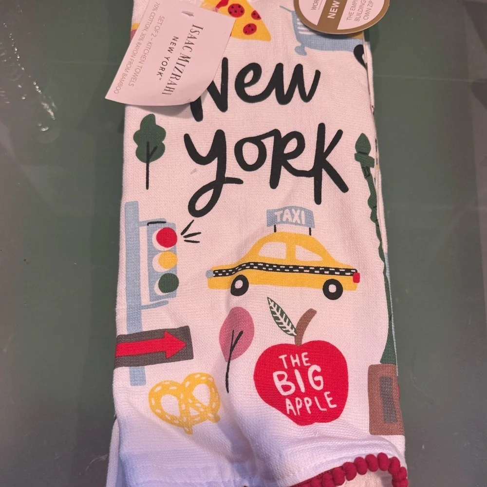 ISAAC MIZRAHI set of 2 NEW YORK kitchen towels- super cute and practical too! 🍎
